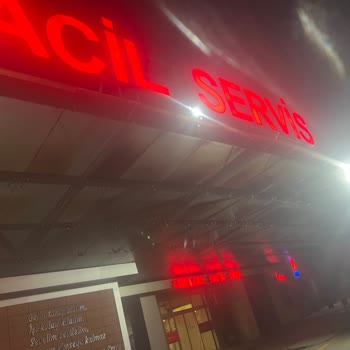 Eskişehir Yunus Emre Devlet Hastanesi Acil Serviste 24:00 - 01:10 Gece İlgilendiler