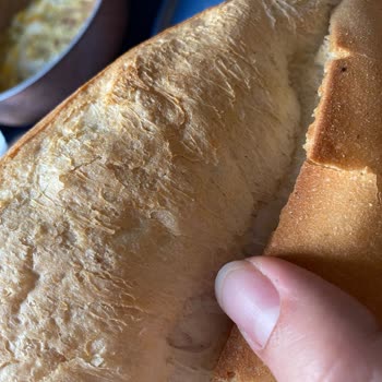 Aksomun Pastanesi Taze Ekmeğin İçinden Böcek Çıktı