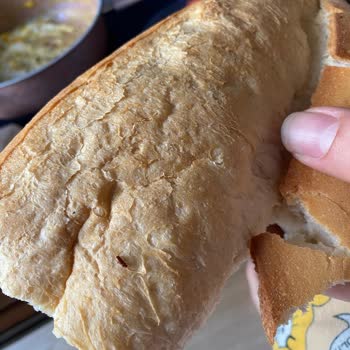 Aksomun Pastanesi Taze Ekmeğin İçinden Böcek Çıktı