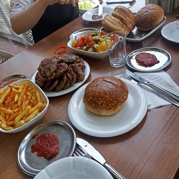 Köfteci Yusuf Tarihi Geçmiş Ürün Veriyor!