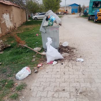 Altınekin Belediyesi Altınekin Sarnıç Köyünde Alınmayan Çöpler