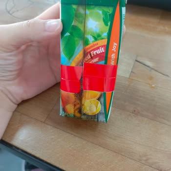 Aroma Meyve Suları Meyve Suyu Kırmızı Banda Sarılmış Bir Şekilde Geldi