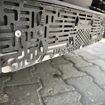 Avis Aracın Ön Plakalığı Kırılmış