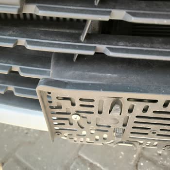 Avis Aracın Ön Plakalığı Kırılmış