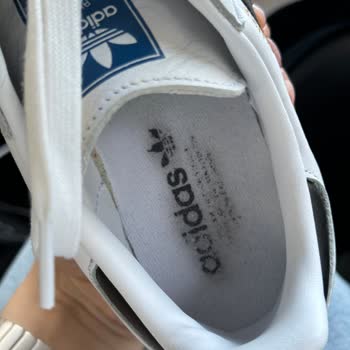 Adidas Ayakkabılarım Ayaklarımı Boyuyor