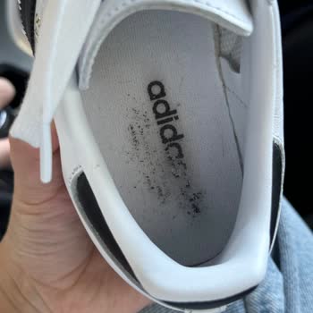 Adidas Ayakkabılarım Ayaklarımı Boyuyor