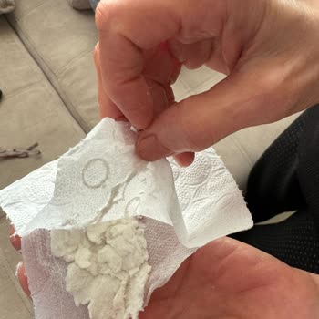 Familia Organik Tuvalet Kağıdının İçinden Çıkan Garip Toz