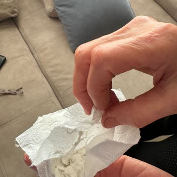 Familia Organik Tuvalet Kağıdının İçinden Çıkan Garip Toz