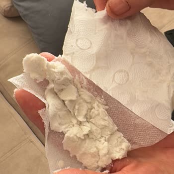 Familia Organik Tuvalet Kağıdının İçinden Çıkan Garip Toz