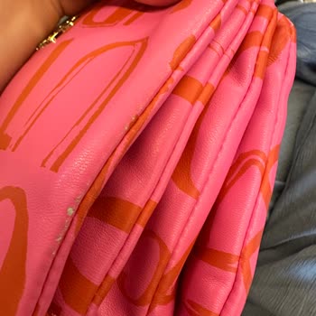 Boyner'den Alınan Versace Marka Çantanın Derisi Soyulmaya Başladı