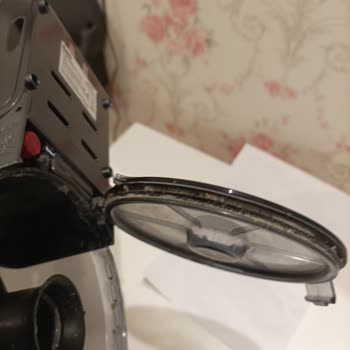 Fakir Süpürge Toz Haznesi Kapağı Kırıldı