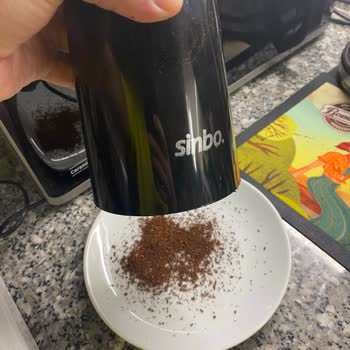 Sinbo Kahve Öğütücü Kahveleri Altına Döküyor