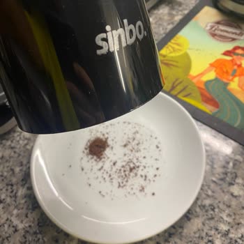 Sinbo Kahve Öğütücü Kahveleri Altına Döküyor