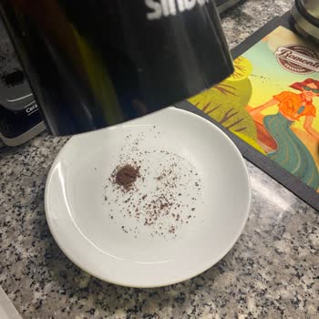 Sinbo Kahve Öğütücü Kahveleri Altına Döküyor