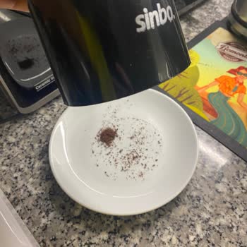 Sinbo Kahve Öğütücü Kahveleri Altına Döküyor
