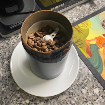 Sinbo Kahve Öğütücü Kahveleri Altına Döküyor