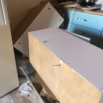 Koçtaş Montaj Hatası Sebebiyle Mutfak Dolapları Yere Düştü