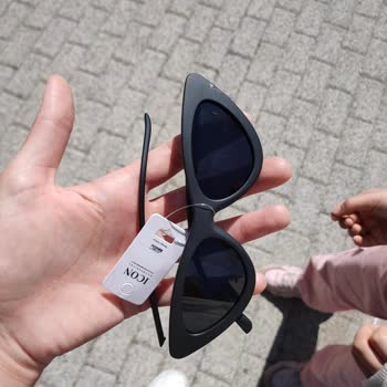 Icon Accessories İcon Aksesuar Kırılan Ürünün Bedelini Talep Etti