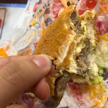 Burger King Hamburger İçerisinden Sert Cisim Çıktı!