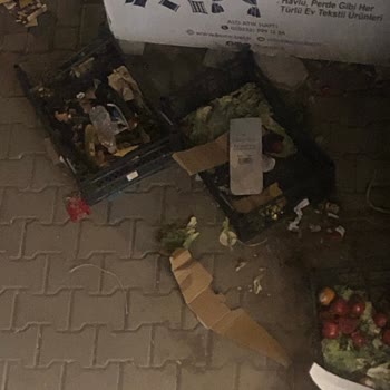 Şok Marketler Çöpleri Kapının Önüne Koyuyor