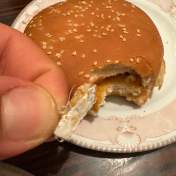 Burger King Bahçelievler Bozuk Ürün Ve Burgerin İçinde Ki Plastik