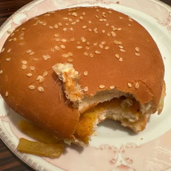 Burger King Bahçelievler Bozuk Ürün Ve Burgerin İçinde Ki Plastik