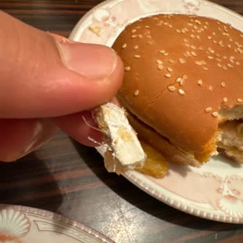 Burger King Bahçelievler Bozuk Ürün Ve Burgerin İçinde Ki Plastik