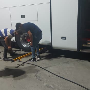 Tatilbudur'dan Tura Katıldık Otobüsün Hidroliği Ve Tekerleği Patladı