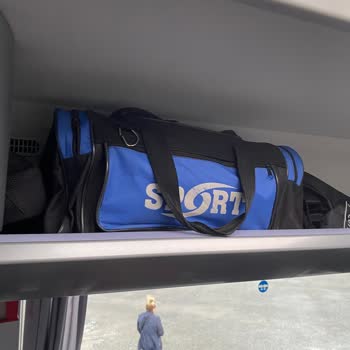 Süha Turizm Çantamı Zorla Aşağı İndirmeye Çalışıyor.