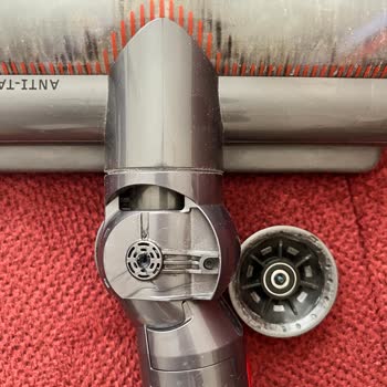Dyson V15 Dikey Süpürgenin Tekerleği Kırıldı