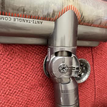 Dyson V15 Dikey Süpürgenin Tekerleği Kırıldı