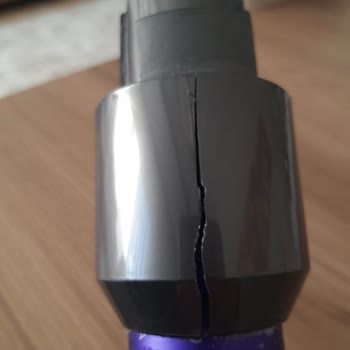 Dyson V11 Borusunun Üst Plastik Kısmında Kırılma