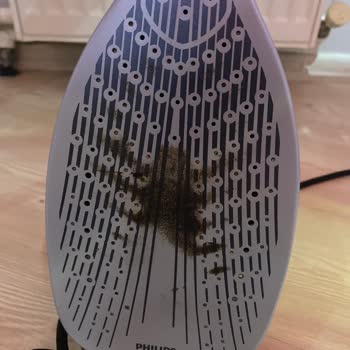 PHILIPS Ev Aletleri Ütü Altının Sürekli Kararıp Kıyafetlerimi Batırması