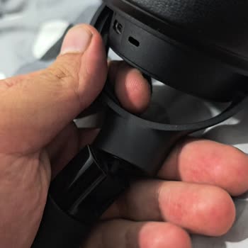 JBL Tune 770nc Durduk Yere Sağ Menteşe Kırılması