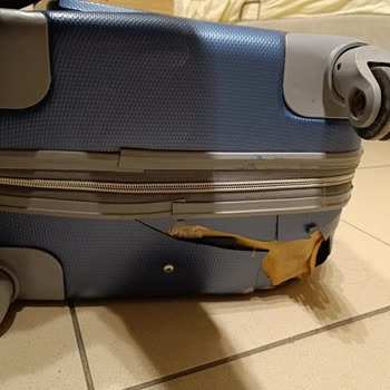 Pamukkale Turizm Muavin Diğer Valizleri İndirirken Benim Valizimi Kırdı