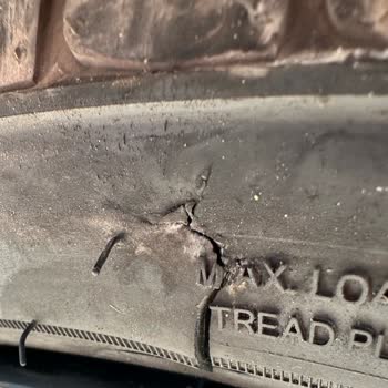 Tuzla Belediyesi Kazılan Çukurun Arabalara Zarar Vermesi