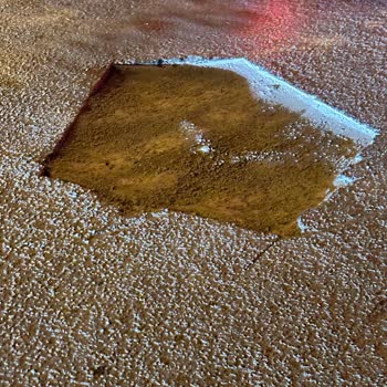 Tuzla Belediyesi Kazılan Çukurun Arabalara Zarar Vermesi