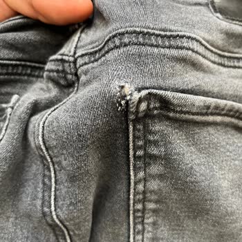 Mavi Pantolonların Arka Cep Kısmından Yırtılması