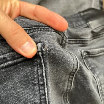 Mavi Pantolonların Arka Cep Kısmından Yırtılması
