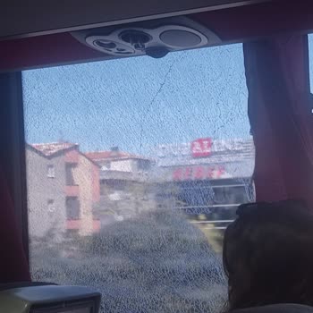 Kamil Koç Kaza Sonucu Cam Parçalandı Yolculuğa Devam Ediyoruz