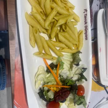 Tavuk Dünyası Tabaktaki Yeşillik İçi Geçmiş