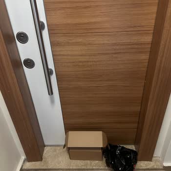 Scotty Firmasının Kapımın Önüne Kargomu Açık Bir Şekilde Teslim Etmesi