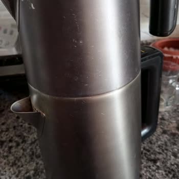 Grundig Çay Makinesinde Lekeler Ve Renk Değişimi!