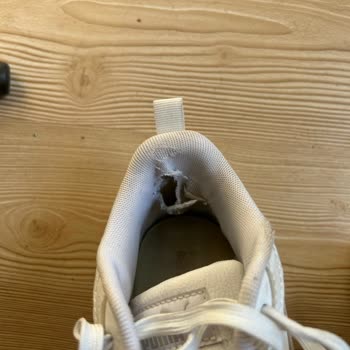 In Street Ayakkabının İç Astarında Yırtılma, Tabanında Çökme Ve Yanlarda Açılma.