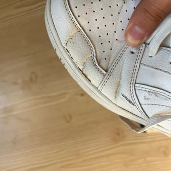 In Street Ayakkabının İç Astarında Yırtılma, Tabanında Çökme Ve Yanlarda Açılma.