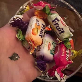 Koska Nazar Boncuklu Koska Şekerinden Metal Çıktı