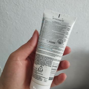 La Roche - Posay Yüz Yakan Bir Nemlendirici Krem