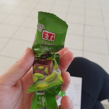 Eti Gıda Eti İçi Bol Antep Fıstıklı Çikolatadan Saç Çıktı