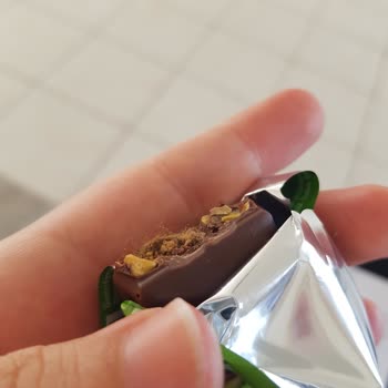 Eti Gıda Eti İçi Bol Antep Fıstıklı Çikolatadan Saç Çıktı