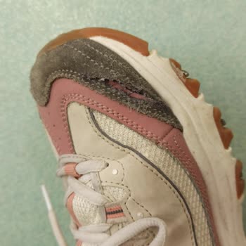 Skechers Marka Ayakkabı 4-5 Aylık Kullanımda Sebepsiz Yere Yırtıldı.